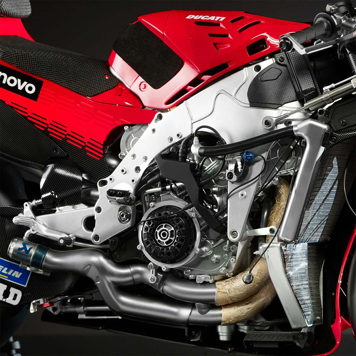 Chasis, motor y escape de la Ducati Desmosedici GP25 al descubierto