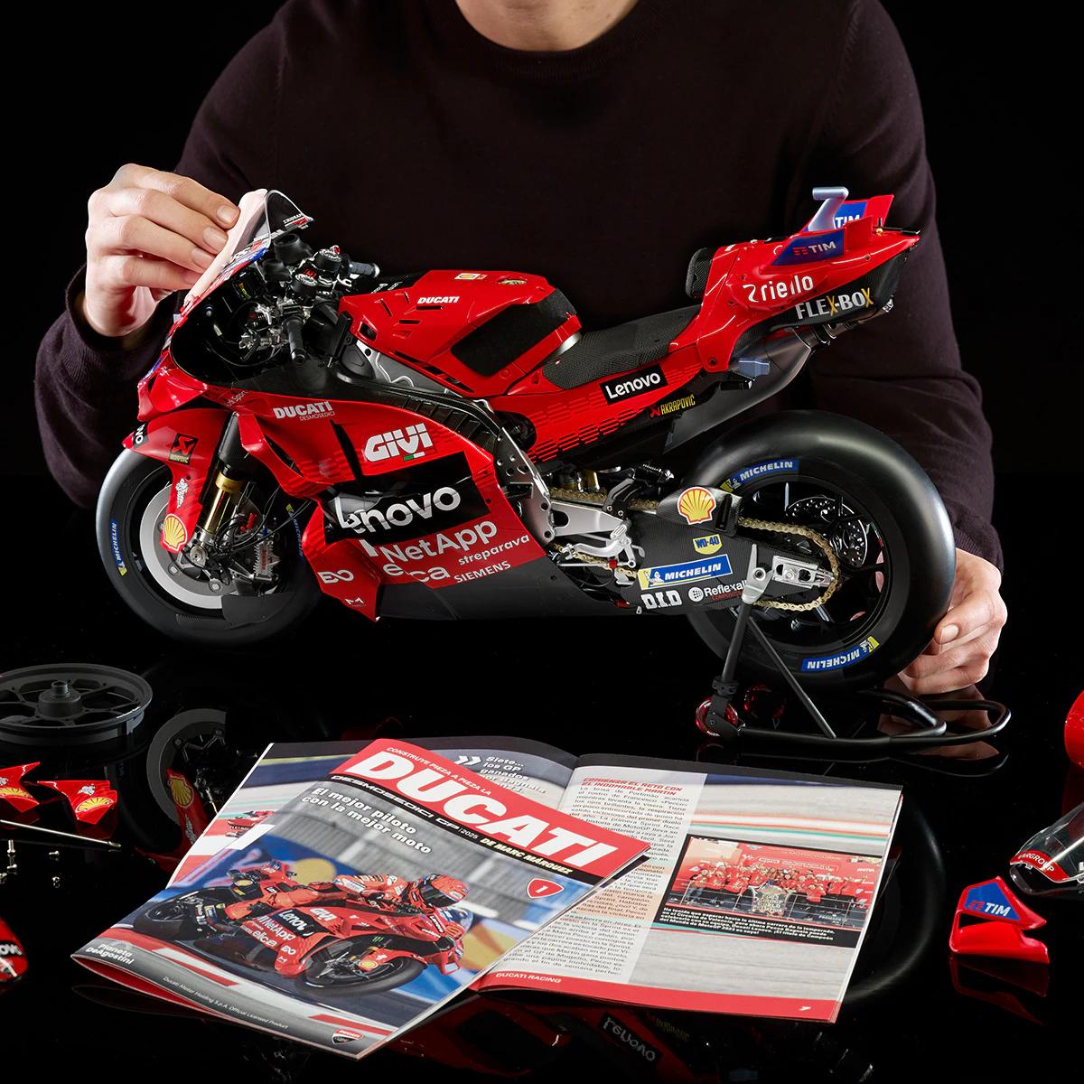 Maqueta de la Ducati Desmosedici GP25 montada, junto al fascículo abierto