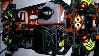 Chasis de coche RC con toda la electronica montada, visto desde arriba