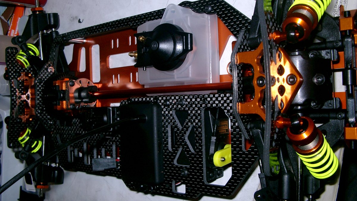 Chasis de coche RC con toda la electronica montada, visto desde arriba