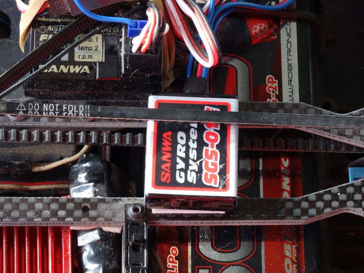 Vista de la electrónica de a bordo de un coche RC con la batería, el variador y el receptor