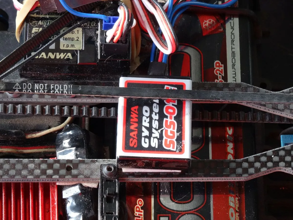Vista de la electrónica de a bordo de un coche RC con la batería, el variador y el receptor