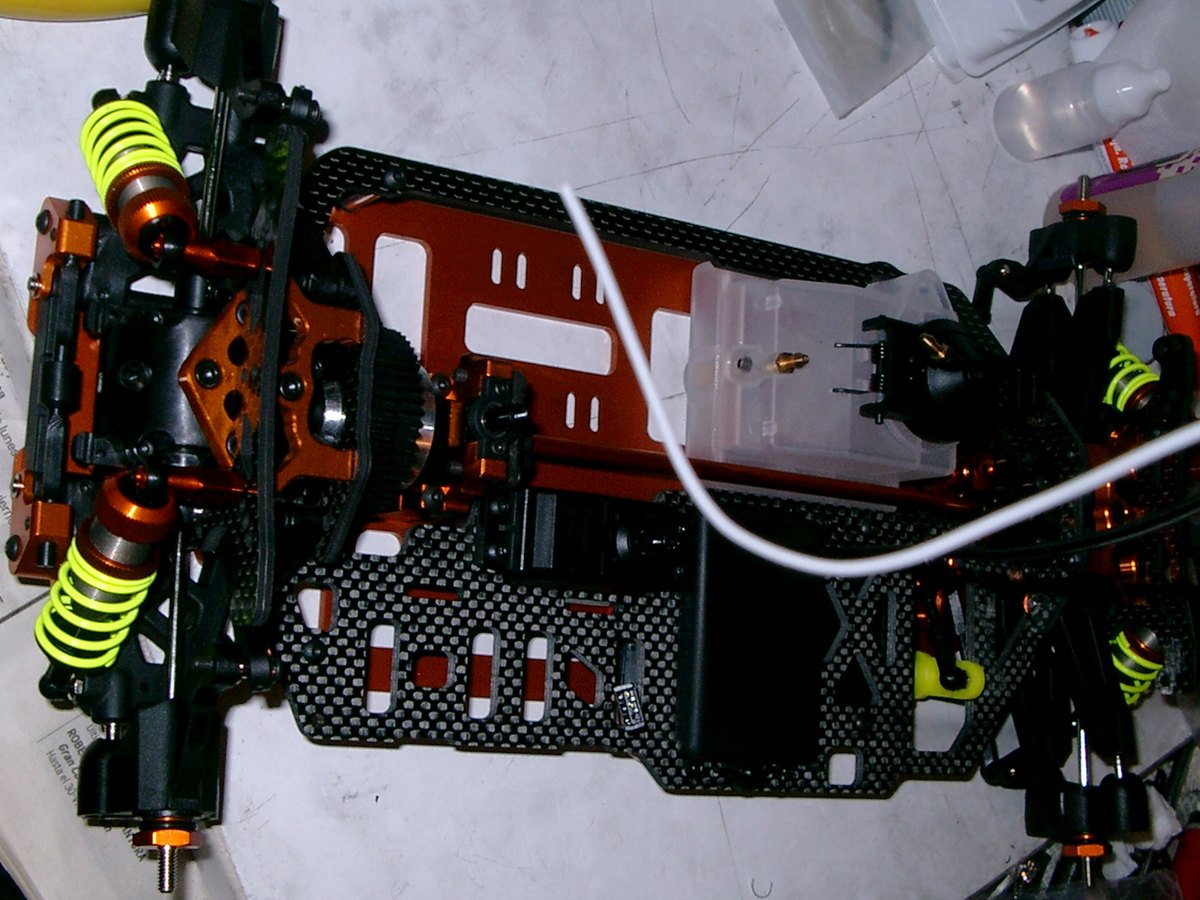 Electronica y cableado montados en el chasis de un coche RC
