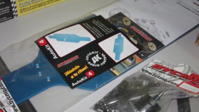 Chasis, bolsa de piezas y cartilla de una entrega de un coleccionable de radiocontrol