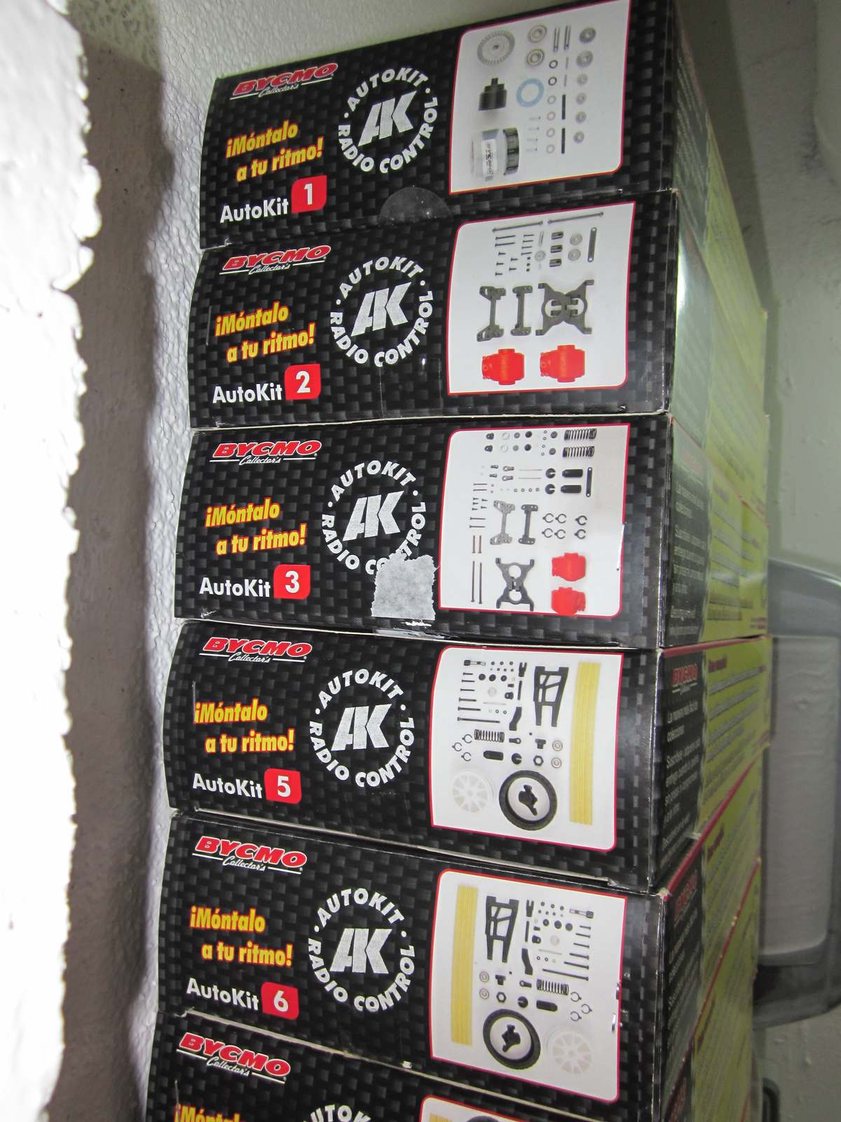 Cajas de las primeras entregas de un coleccionable de radiocontrol apiladas por numero
