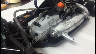 Motor nitro de coche RC con su escape y el carburador a la vista
