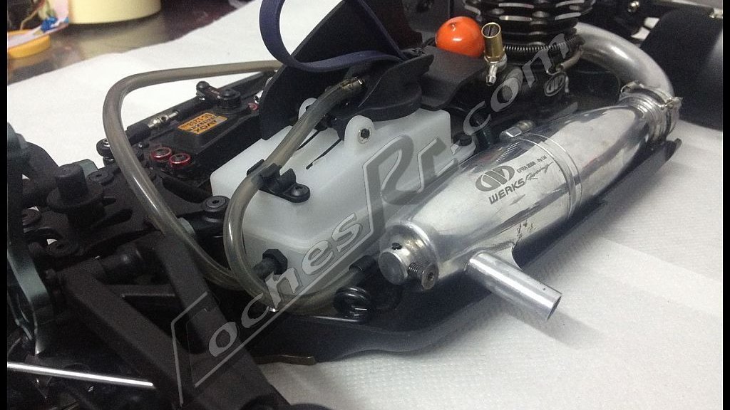Motor nitro de coche RC con su escape y el carburador a la vista