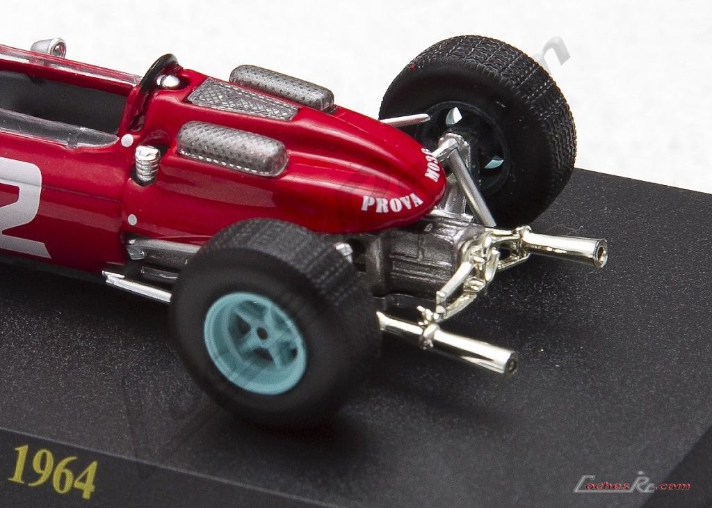 Trasera de la miniatura del Ferrari de 1964 con los escapes en voladizo y las llantas claras