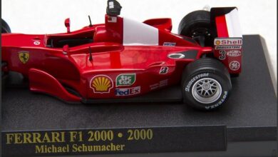 Miniatura del Ferrari F1 2000 de Michael Schumacher a escala 1/43 con su peana