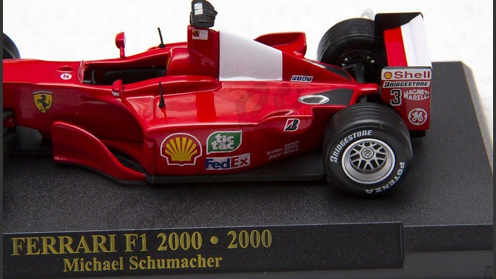 Miniatura del Ferrari F1 2000 de Michael Schumacher a escala 1/43 con su peana