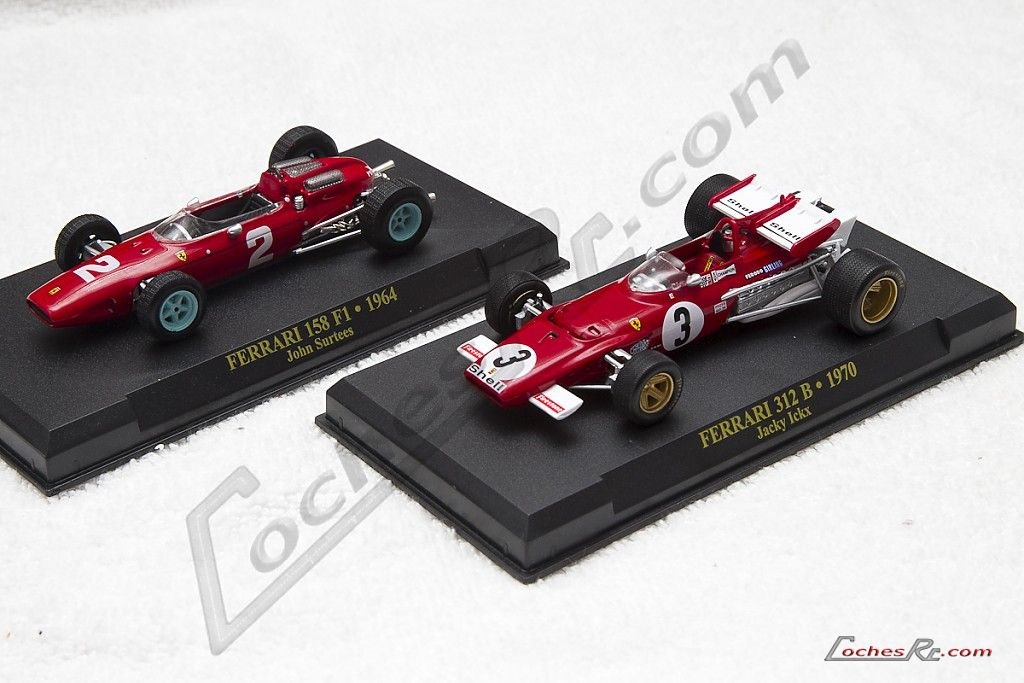 Dos miniaturas de monoplazas Ferrari de distintas épocas, una al lado de la otra
