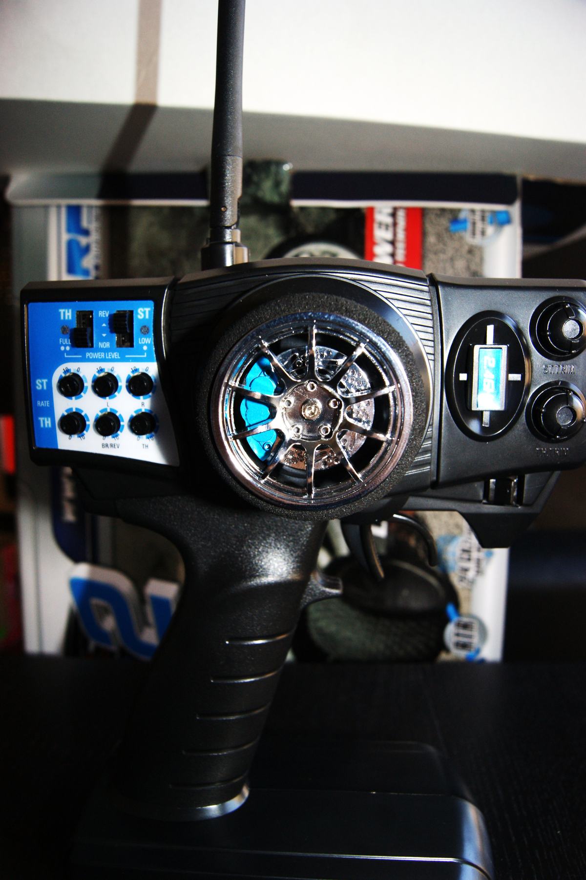 Detalle del gatillo de gas y del volante de dirección de una emisora de radiocontrol