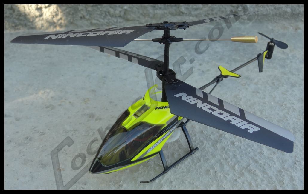 Helicóptero de radiocontrol pequeño visto de lado, con el rotor principal, la barra estabilizadora y el rotor de cola