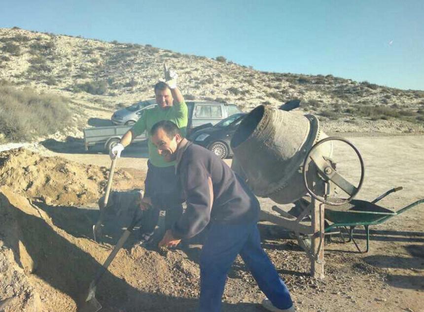 Hormigonera y socios paleando en la obra del circuito de radiocontrol