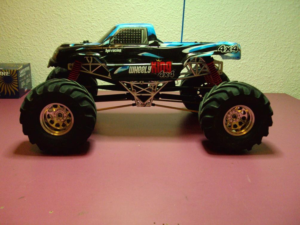 HPI Wheely King 4x4 completo con su carrocería, visto de lado, antes de convertirlo en crawler
