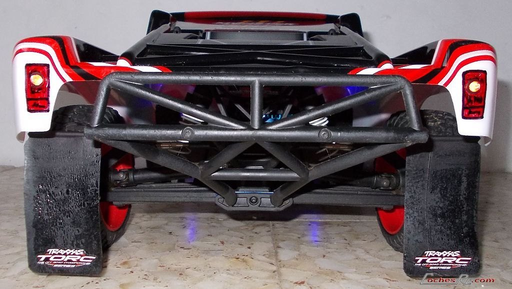 Parte trasera de un coche RC con los pilotos LED encendidos