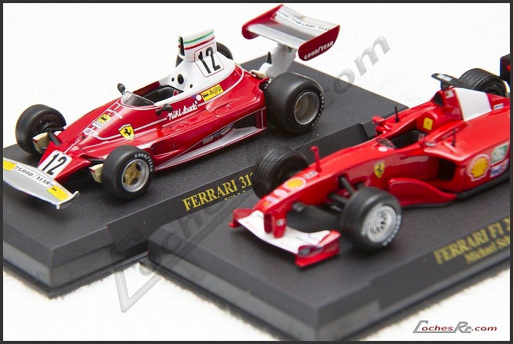 Varias miniaturas de coleccionable a escala 1/43 sobre sus peanas