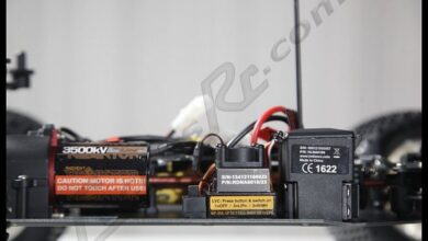 Motor brushless, variador ESC y batería instalados en el chasis de un coche RC 1/10