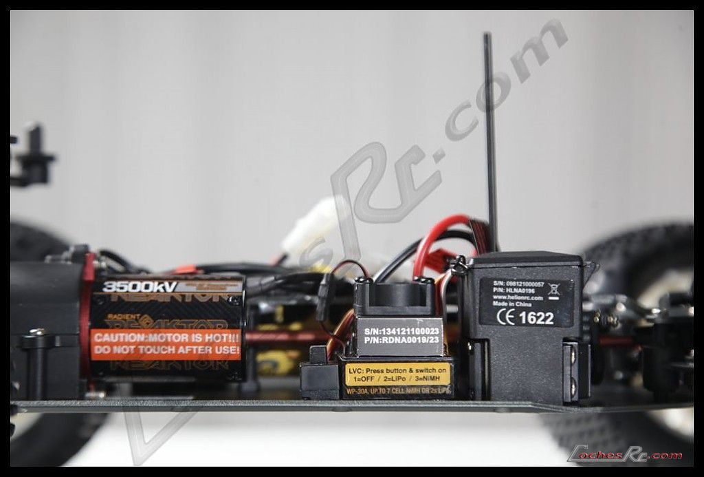Motor brushless, variador ESC y batería instalados en el chasis de un coche RC 1/10