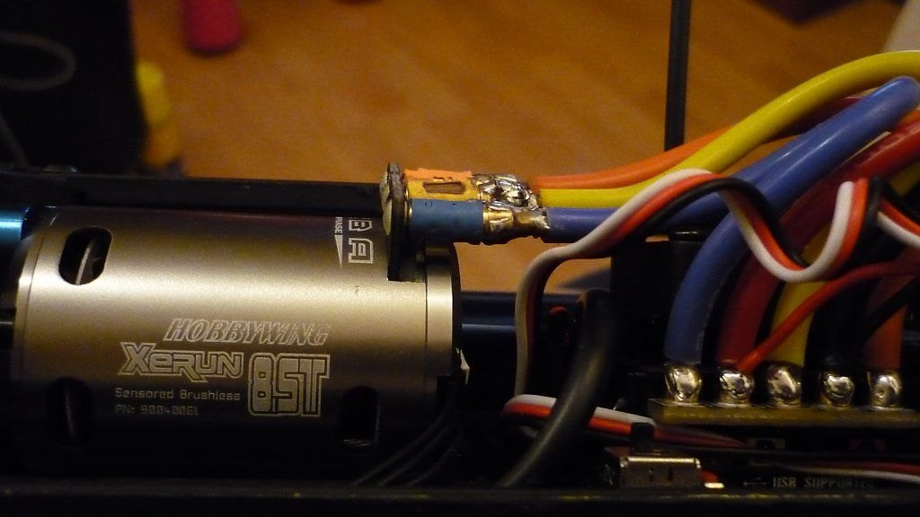 Motor brushless y variador de un coche RC con su cableado