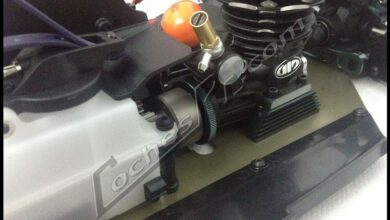 Motor nitro montado en el chasis de un coche RC con su deposito