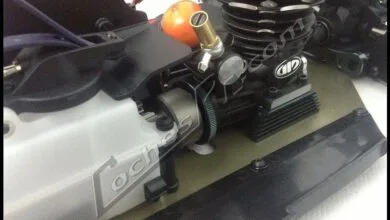 Motor nitro montado en el chasis de un coche RC con su deposito