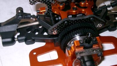 Motor y transmision de un coche RC montados en el chasis