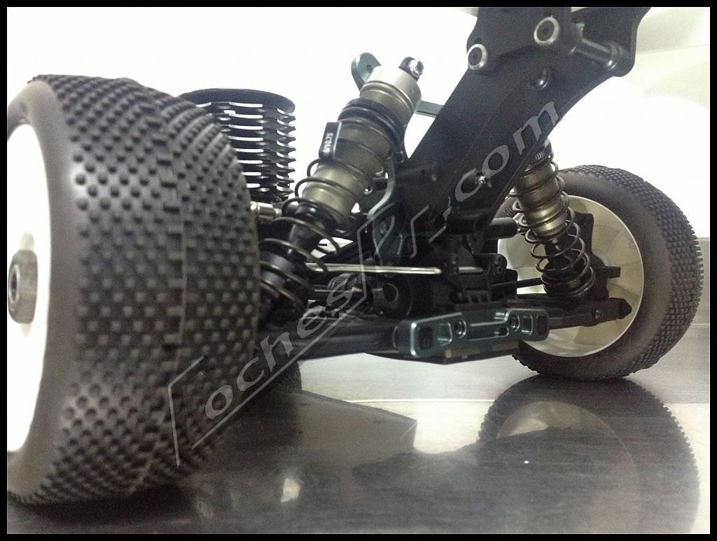 Neumatico de tacos de un coche RC de todoterreno montado en el coche