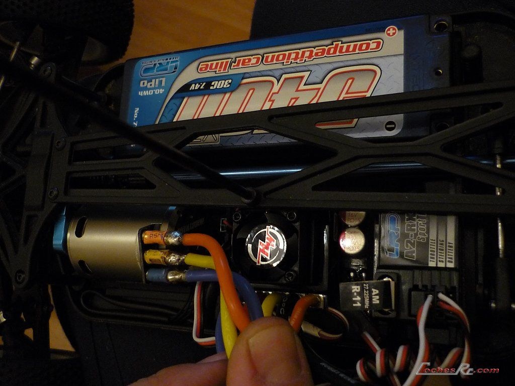 Pack de batería de radiocontrol colocado en el chasis al lado del receptor