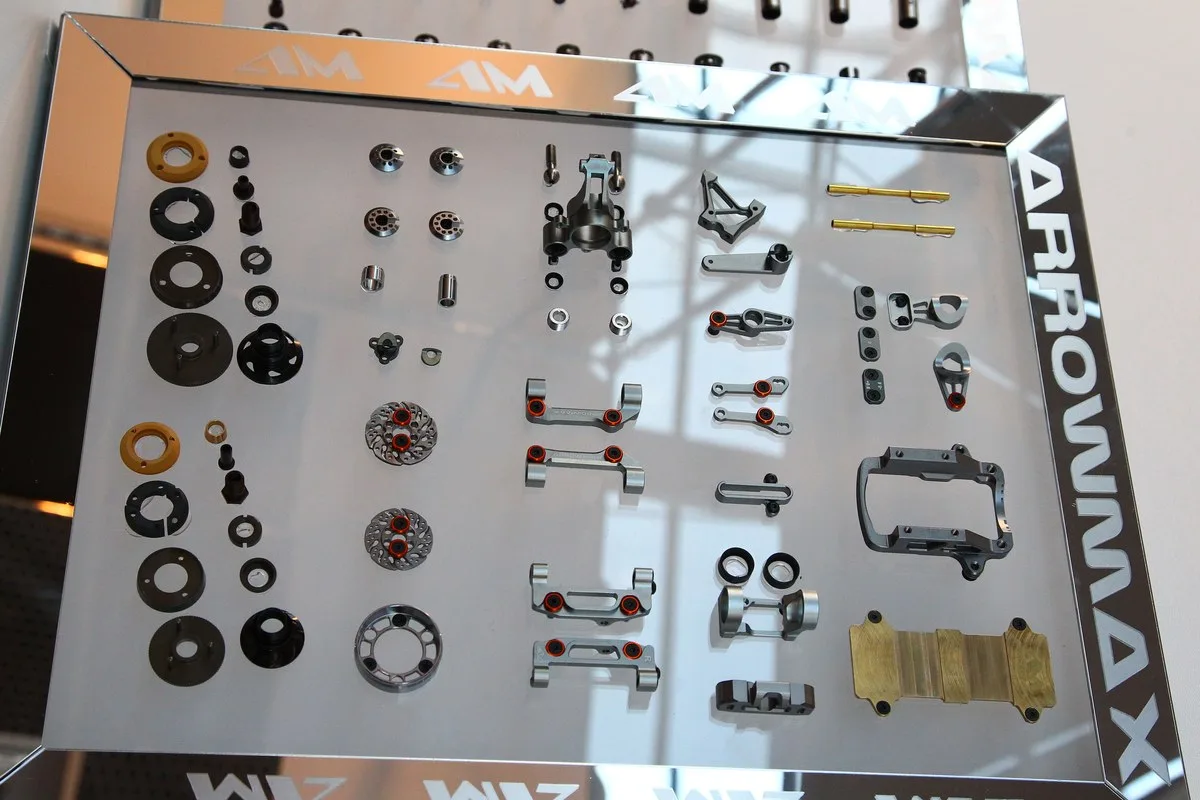 Panel expositor con recambios y accesorios de coches de radiocontrol colgados en sus bolsas