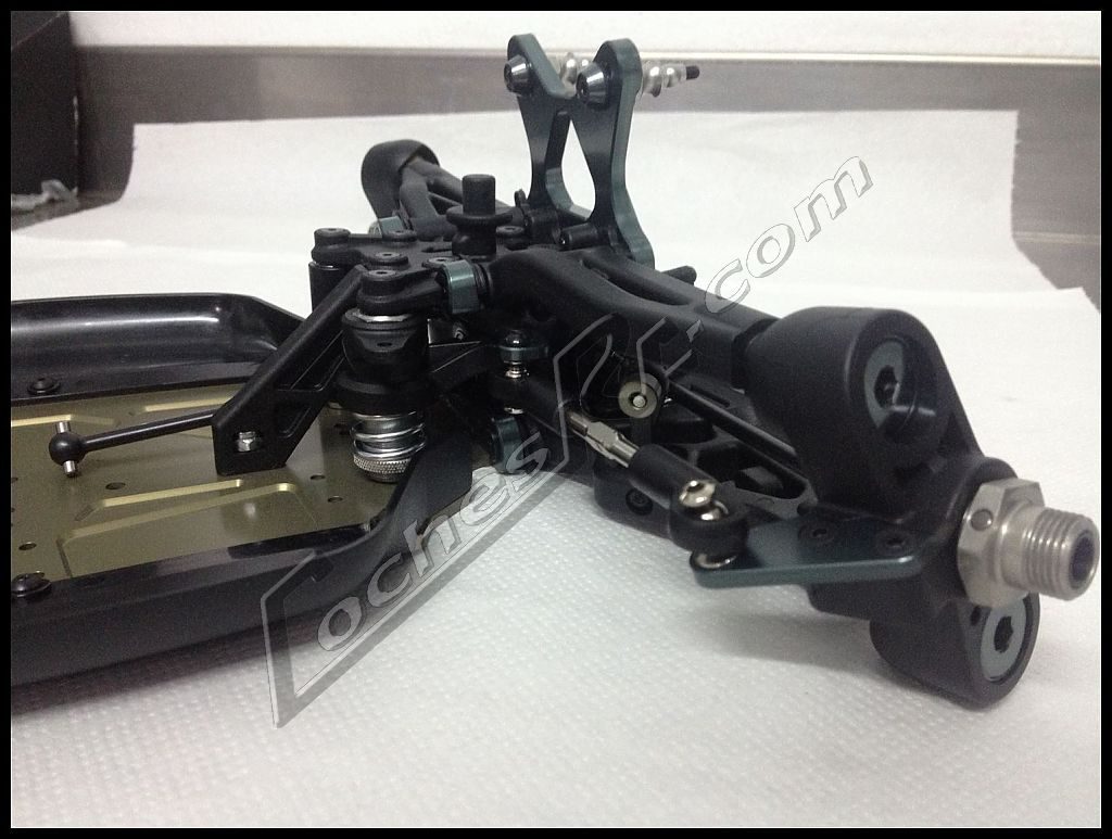 Pieza de plástico de un coche RC con sus roscas y tornillos de fijación