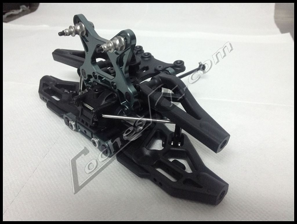 Piezas de plástico y tornillería de un coche RC preparadas sobre la mesa de trabajo