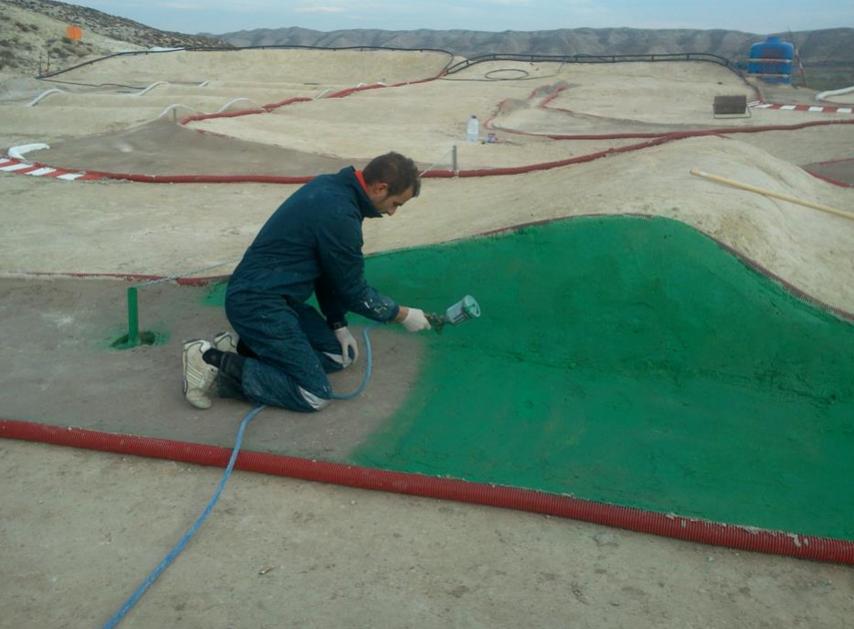 Pintando de verde las isletas que separan el trazado del circuito de tierra