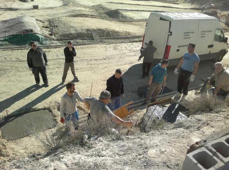 Socios del club preparando las zapatas de hormigón de la rampa de repostaje del circuito
