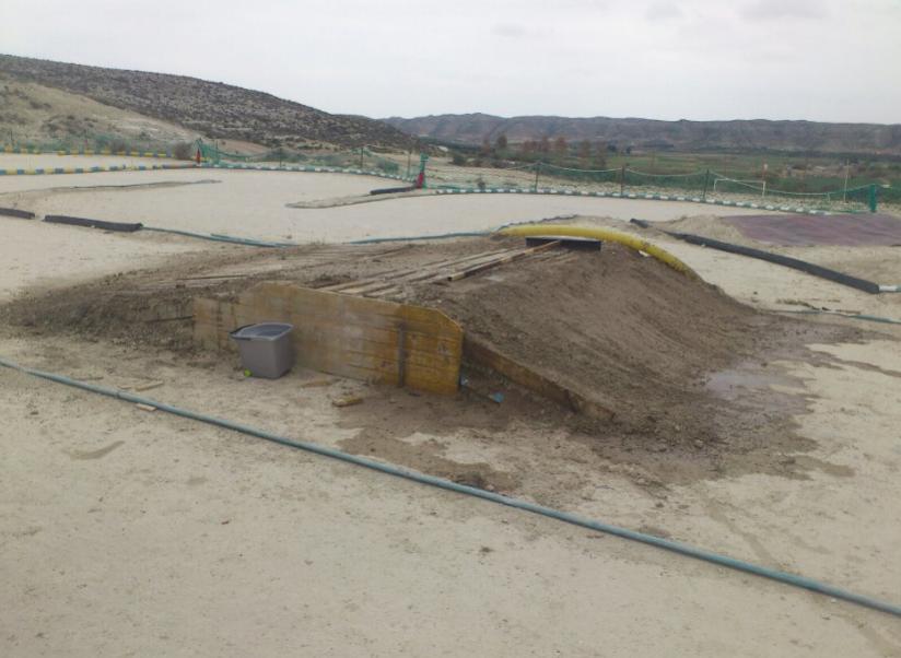 Primeros montones de tierra y saltos de un circuito de radiocontrol en obras