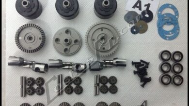 Coronas, diferenciales y rodamientos de un kit de coche RC ordenados sobre la mesa