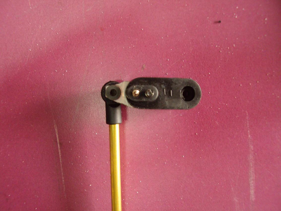 Primer plano de una rótula que conecta una varilla de dirección con el brazo de un servo de radiocontrol