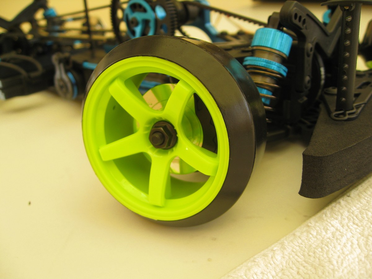 Rueda de coche RC de drift con la goma dura de plástico que se usa para deslizar