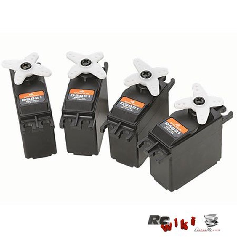 Cuatro servos de radiocontrol de distintos tamanos alineados