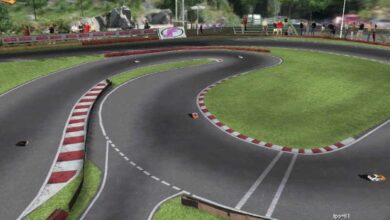 Captura del simulador Virtual RC Racing: un circuito de asfalto con pianos rojos y blancos, varios coches rodando y el marcador de vueltas y tiempo