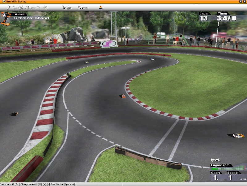 Captura del simulador Virtual RC Racing: un circuito de asfalto con pianos rojos y blancos, varios coches rodando y el marcador de vueltas y tiempo