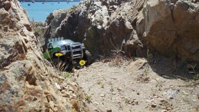 Maqueta de radiocontrol Tamiya F350 con carroceria de pick-up sobre rocas junto al mar