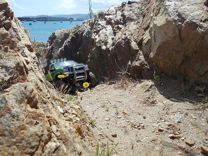 Maqueta de radiocontrol Tamiya F350 con carroceria de pick-up sobre rocas junto al mar
