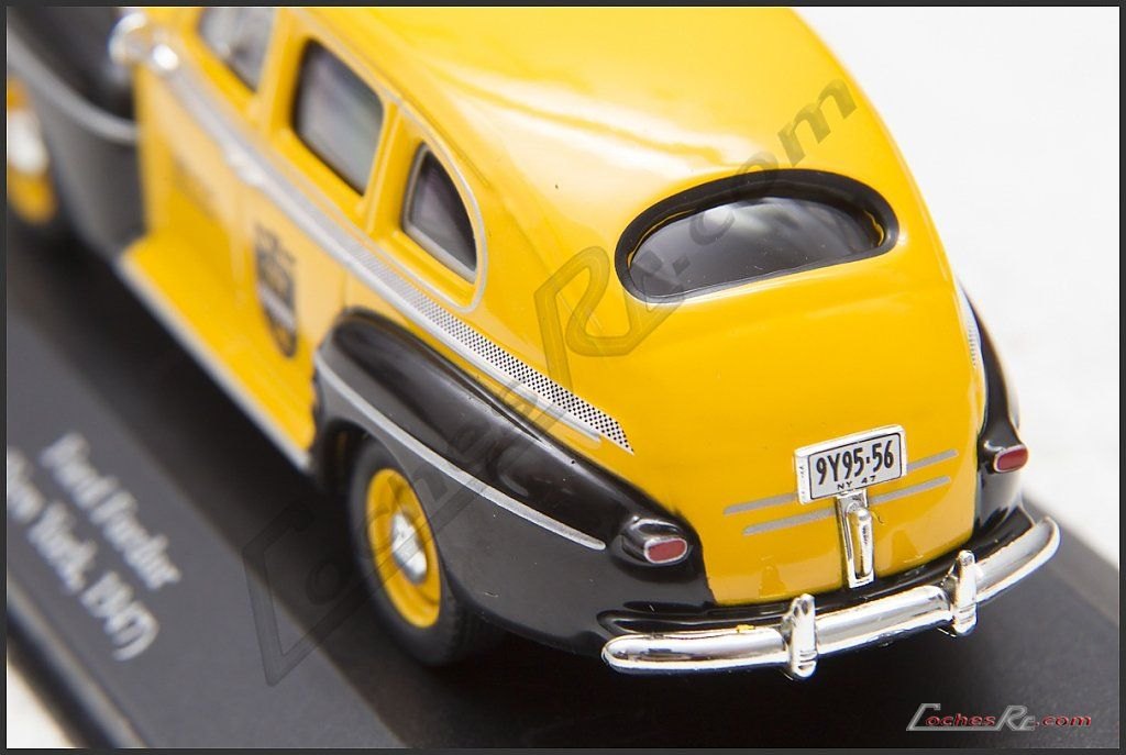Miniatura del taxi Ford Fordor de Nueva York vista de tres cuartos traseros con el paragolpes cromado