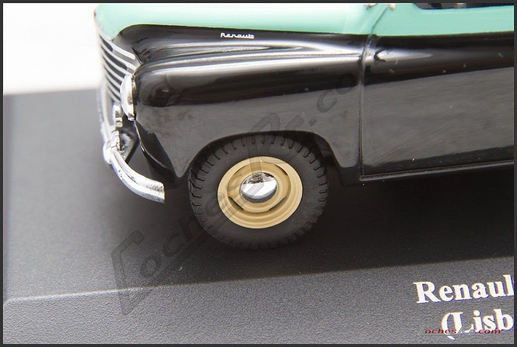 Detalle del paragolpes cromado y la rueda de la miniatura del taxi Renault Colorale
