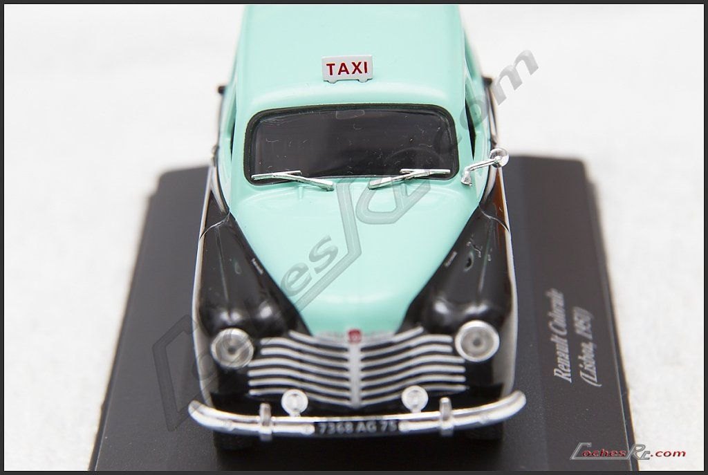Frontal de la miniatura del taxi Renault Colorale de Lisboa con la parrilla vertical cromada y el cartel de taxi