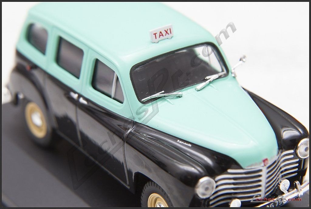 Miniatura del taxi Renault Colorale de Lisboa de 1951 en verde claro y negro