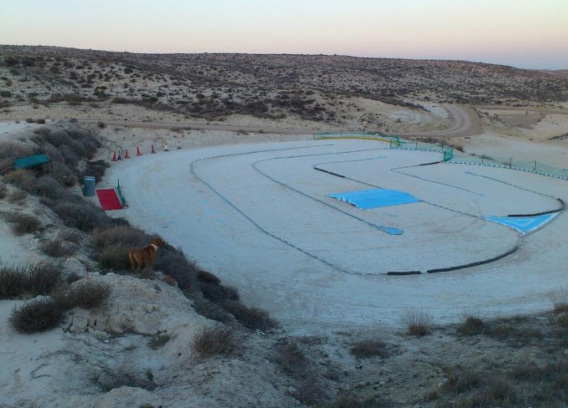 Terreno de secano con el primer trazado marcado, antes de construir el circuito de radiocontrol