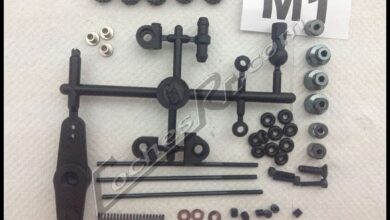 Bolsa de kit con tornillos, rótulas y piezas de plástico de un coche RC