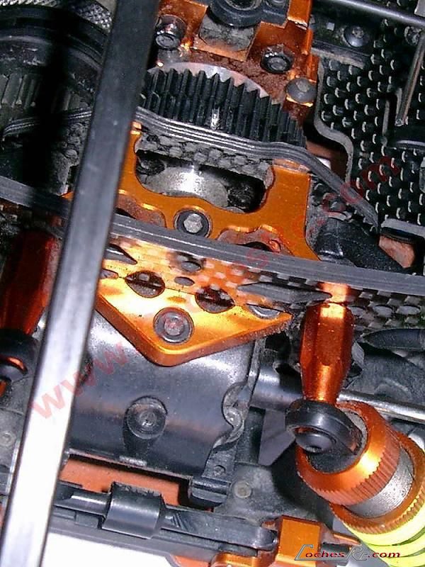 Detalle de la transmisión y el tren motriz de un coche RC touring